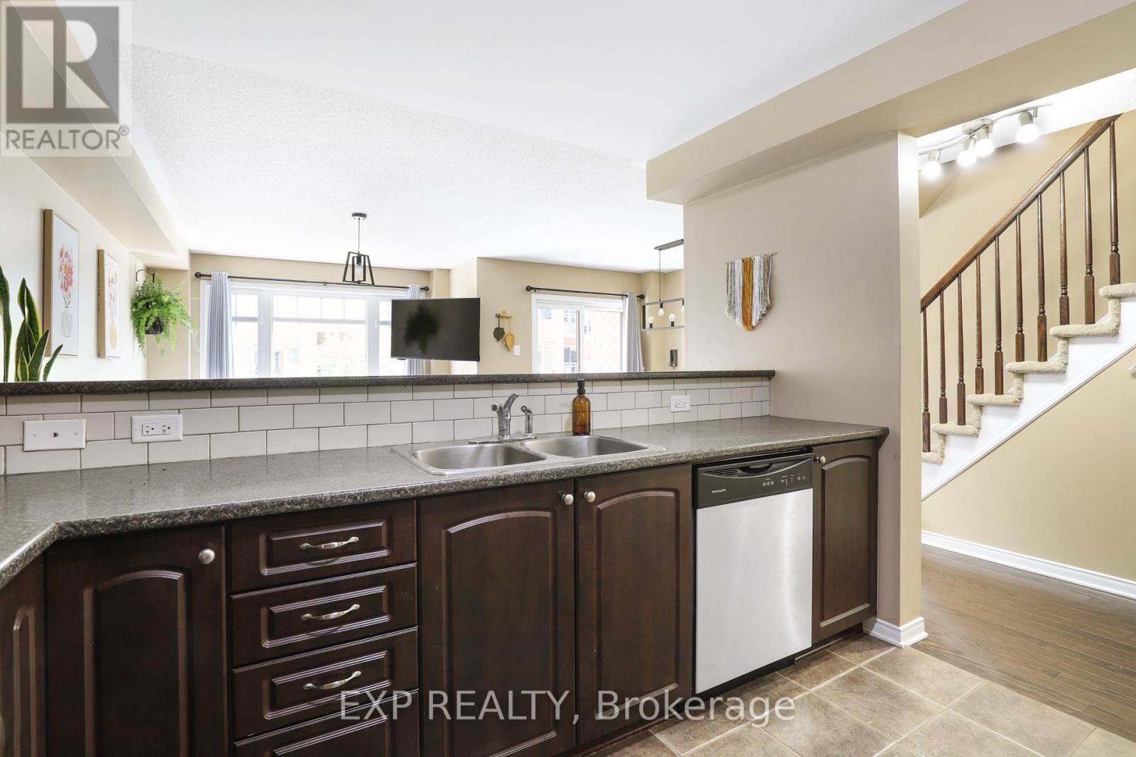 












116 QUITO PRIVATE

,
Ottawa,




Ontario
K2E0A9

