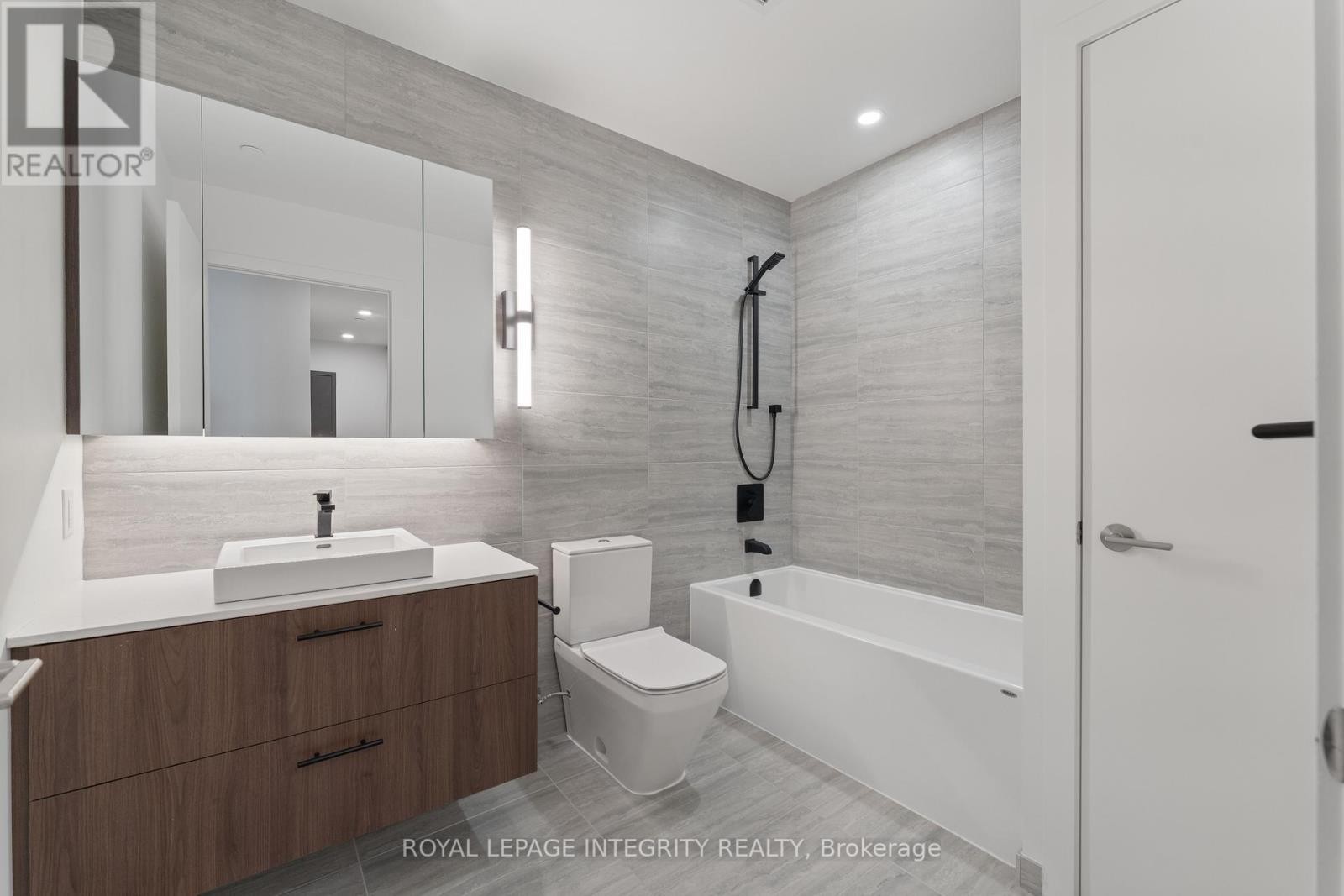 












717 - 10 JAMES STREET

,
Ottawa,




Ontario
K2P1T2

