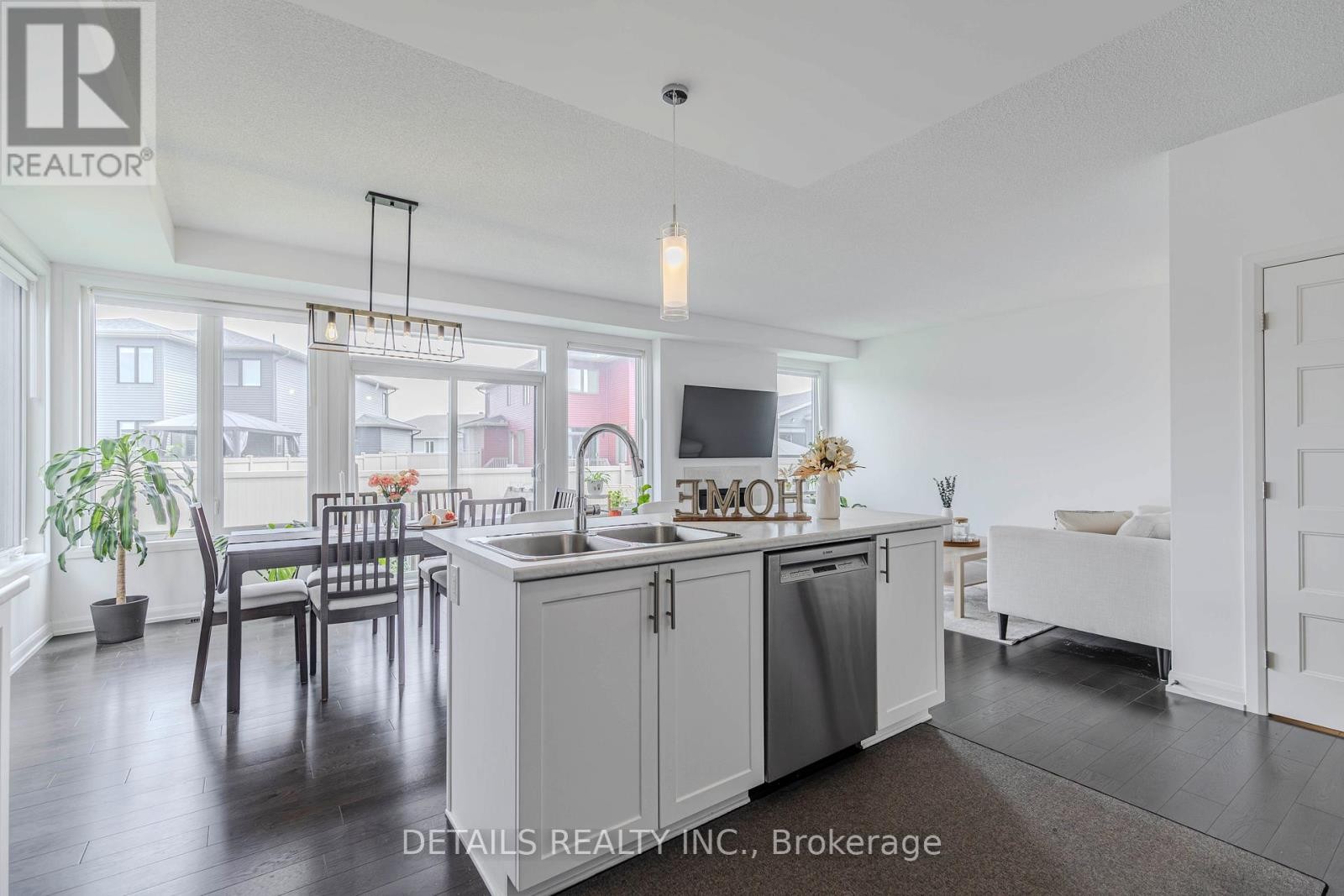 












372 STERLING AVENUE

,
Clarence-Rockland,




Ontario
K4K0L4

