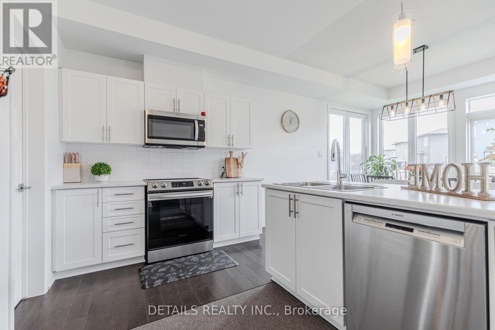 












372 STERLING AVENUE

,
Clarence-Rockland,




Ontario
K4K0L4

