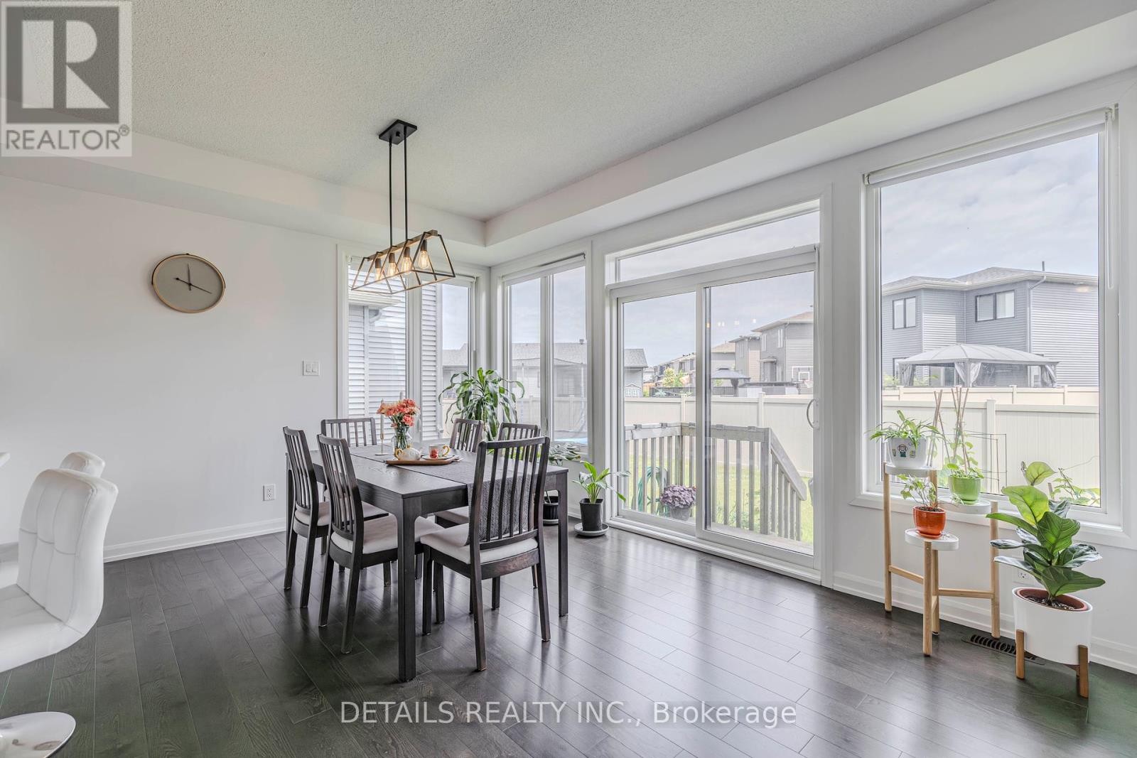 












372 STERLING AVENUE

,
Clarence-Rockland,




Ontario
K4K0L4

