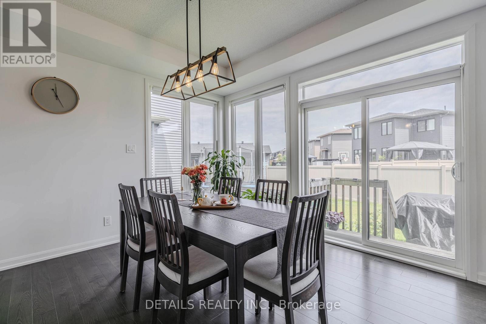 












372 STERLING AVENUE

,
Clarence-Rockland,




Ontario
K4K0L4

