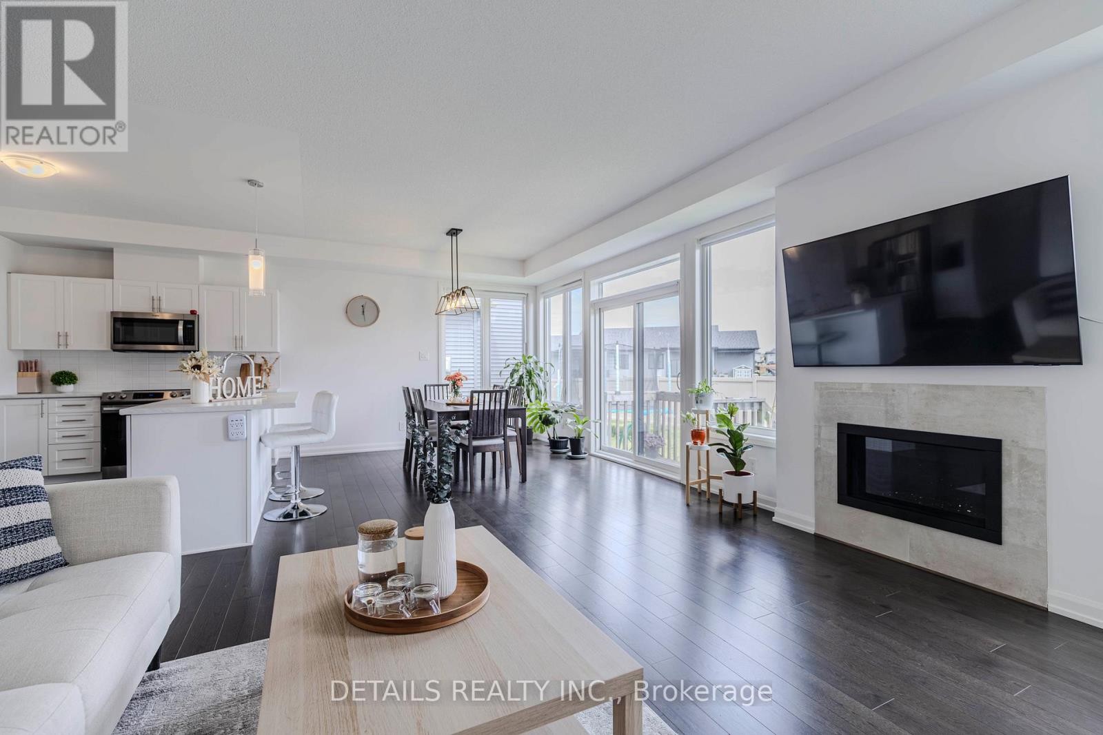 












372 STERLING AVENUE

,
Clarence-Rockland,




Ontario
K4K0L4

