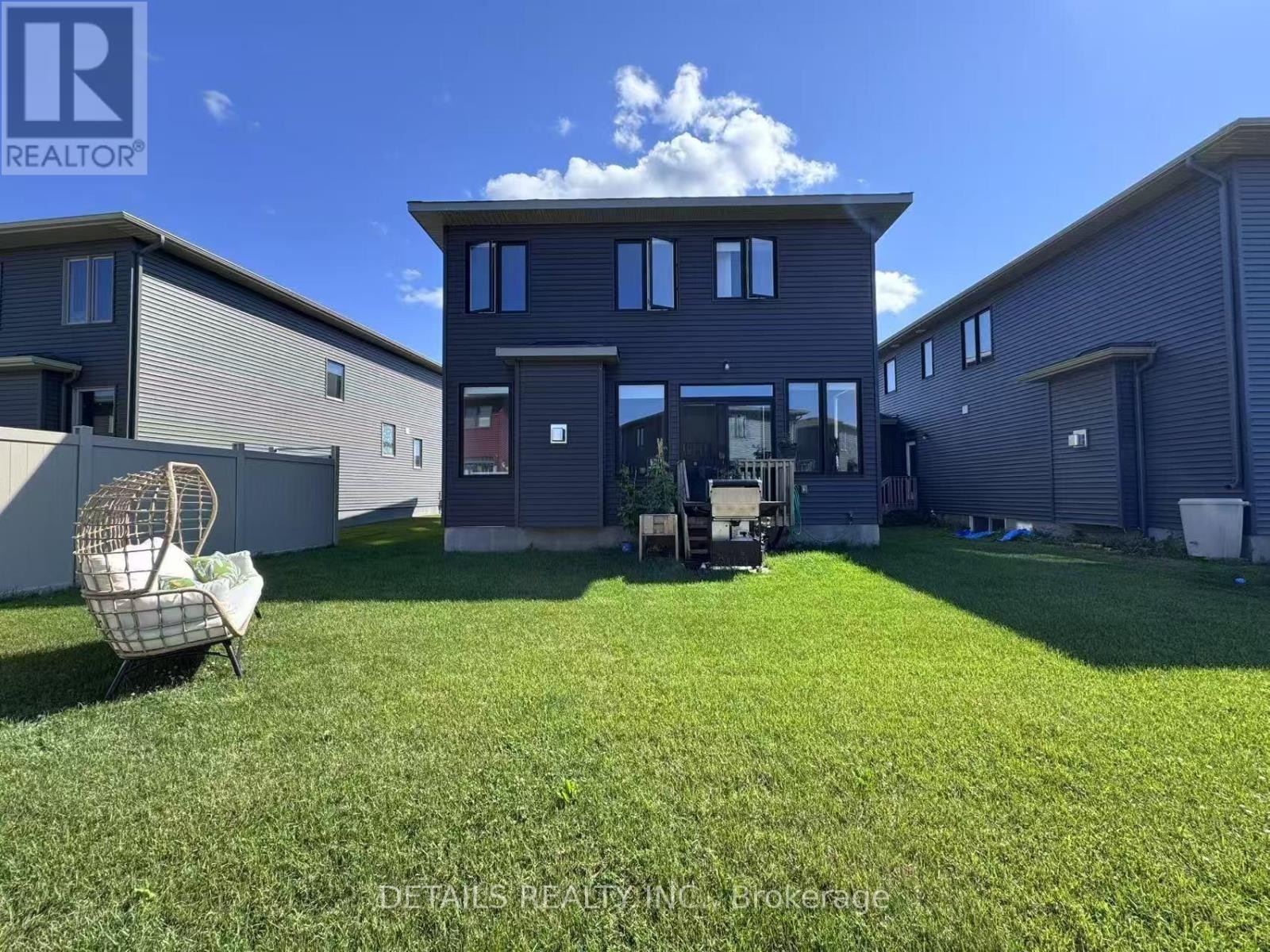 












372 STERLING AVENUE

,
Clarence-Rockland,




Ontario
K4K0L4


