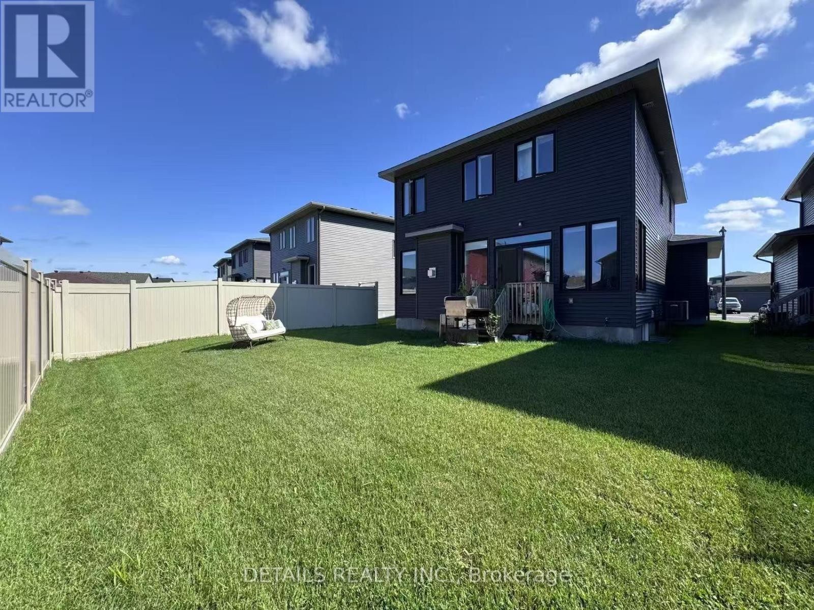 












372 STERLING AVENUE

,
Clarence-Rockland,




Ontario
K4K0L4

