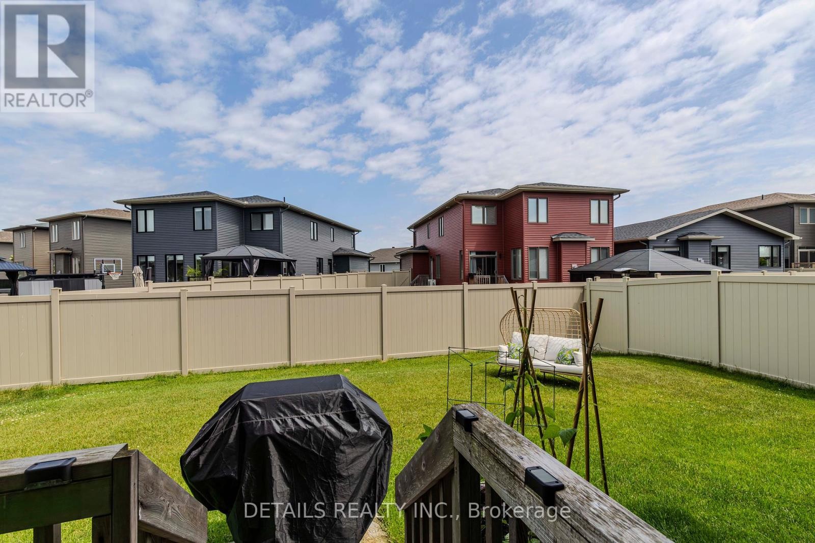 












372 STERLING AVENUE

,
Clarence-Rockland,




Ontario
K4K0L4

