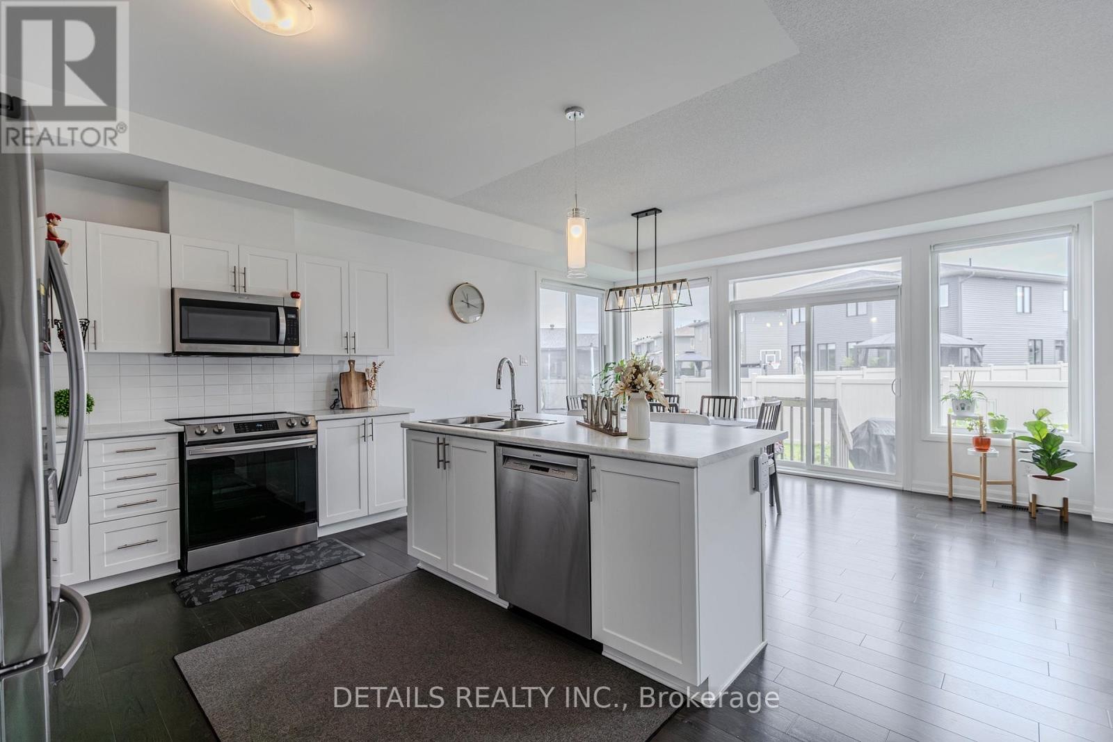












372 STERLING AVENUE

,
Clarence-Rockland,




Ontario
K4K0L4

