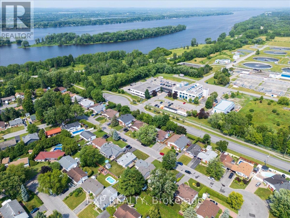 












2209 FILLMORE CRESCENT

,
Ottawa,




Ontario
K1J6A1

