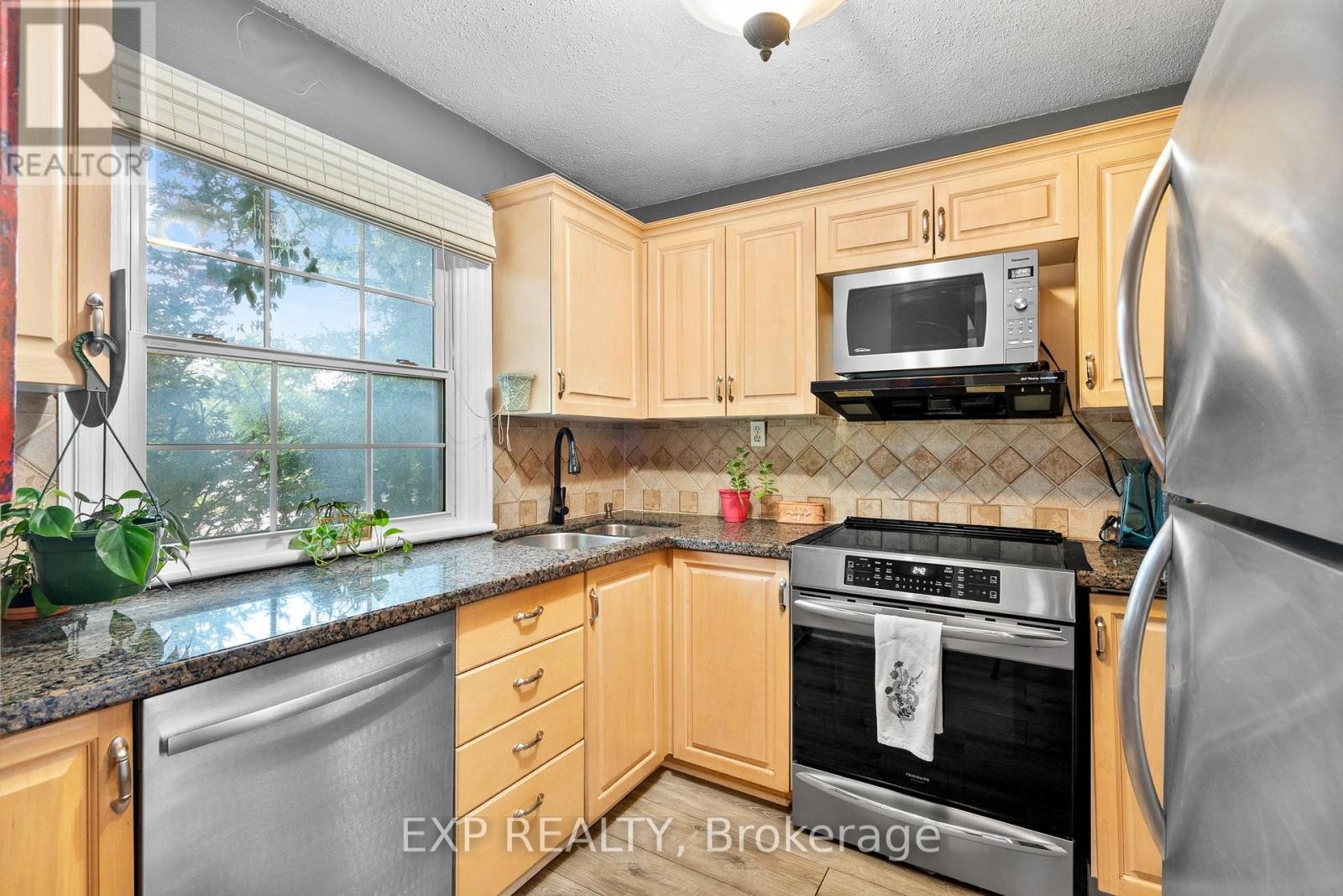 












421 GREENWOOD AVENUE

,
Ottawa,




Ontario
K2A0X5

