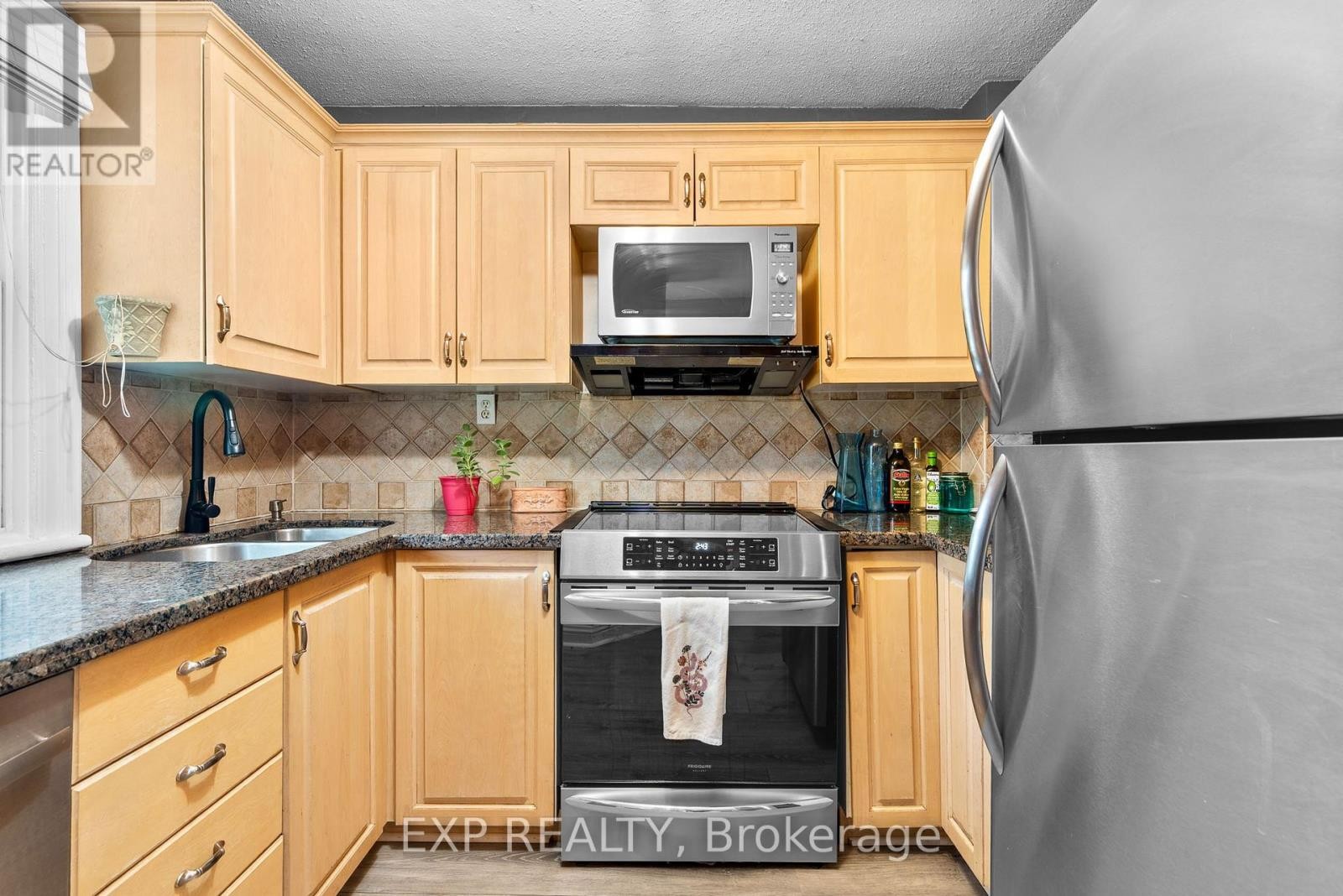 












421 GREENWOOD AVENUE

,
Ottawa,




Ontario
K2A0X5

