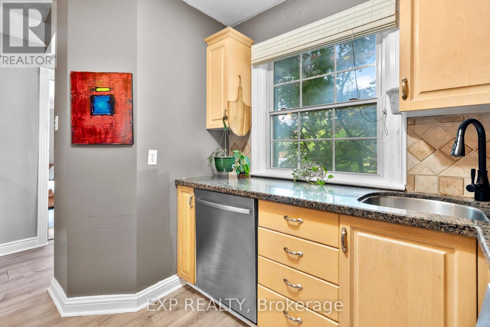 












421 GREENWOOD AVENUE

,
Ottawa,




Ontario
K2A0X5

