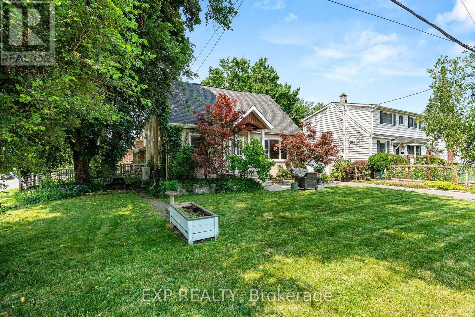 












421 GREENWOOD AVENUE

,
Ottawa,




Ontario
K2A0X5

