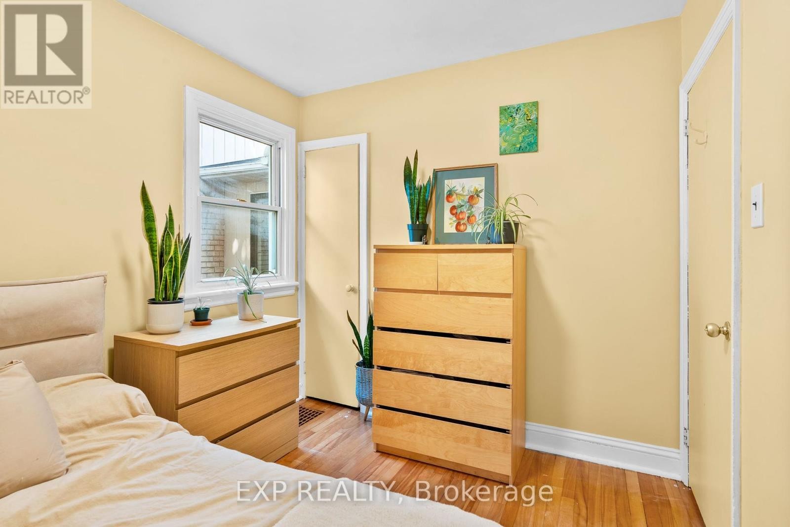 












421 GREENWOOD AVENUE

,
Ottawa,




Ontario
K2A0X5

