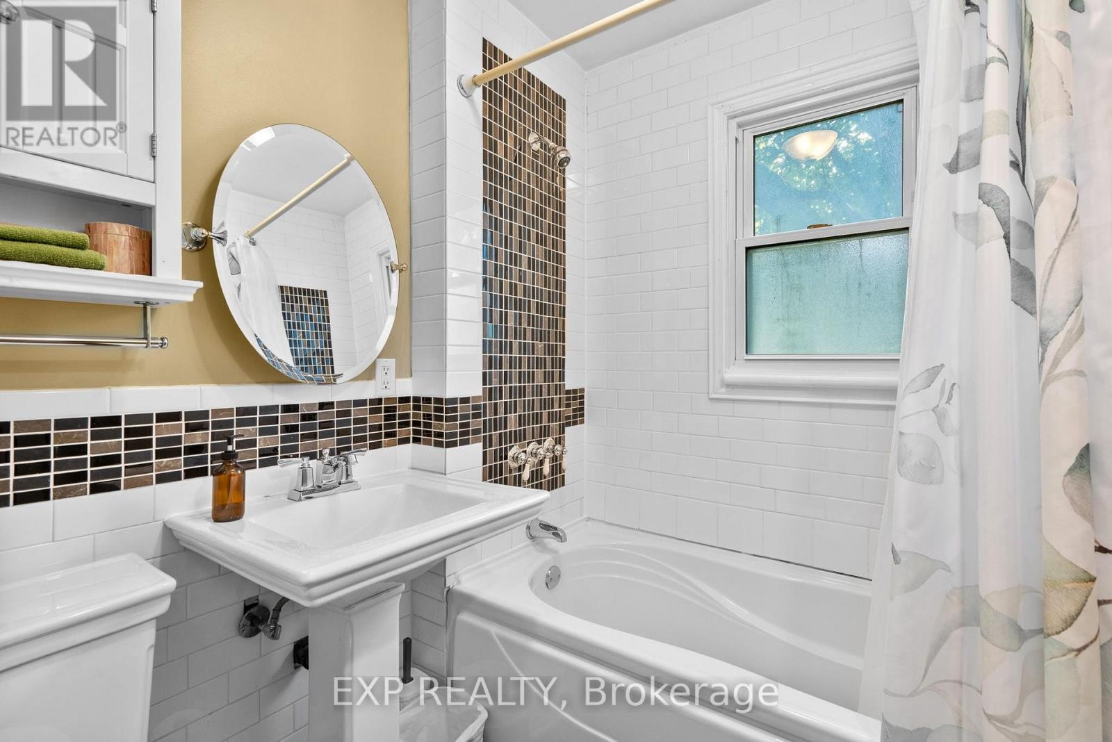 












421 GREENWOOD AVENUE

,
Ottawa,




Ontario
K2A0X5

