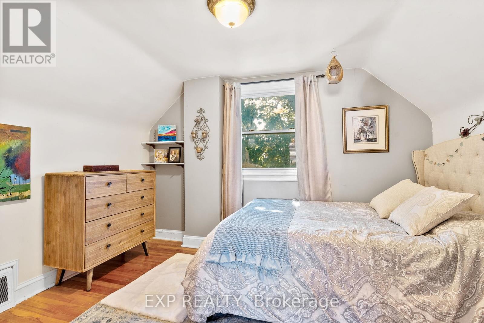 












421 GREENWOOD AVENUE

,
Ottawa,




Ontario
K2A0X5

