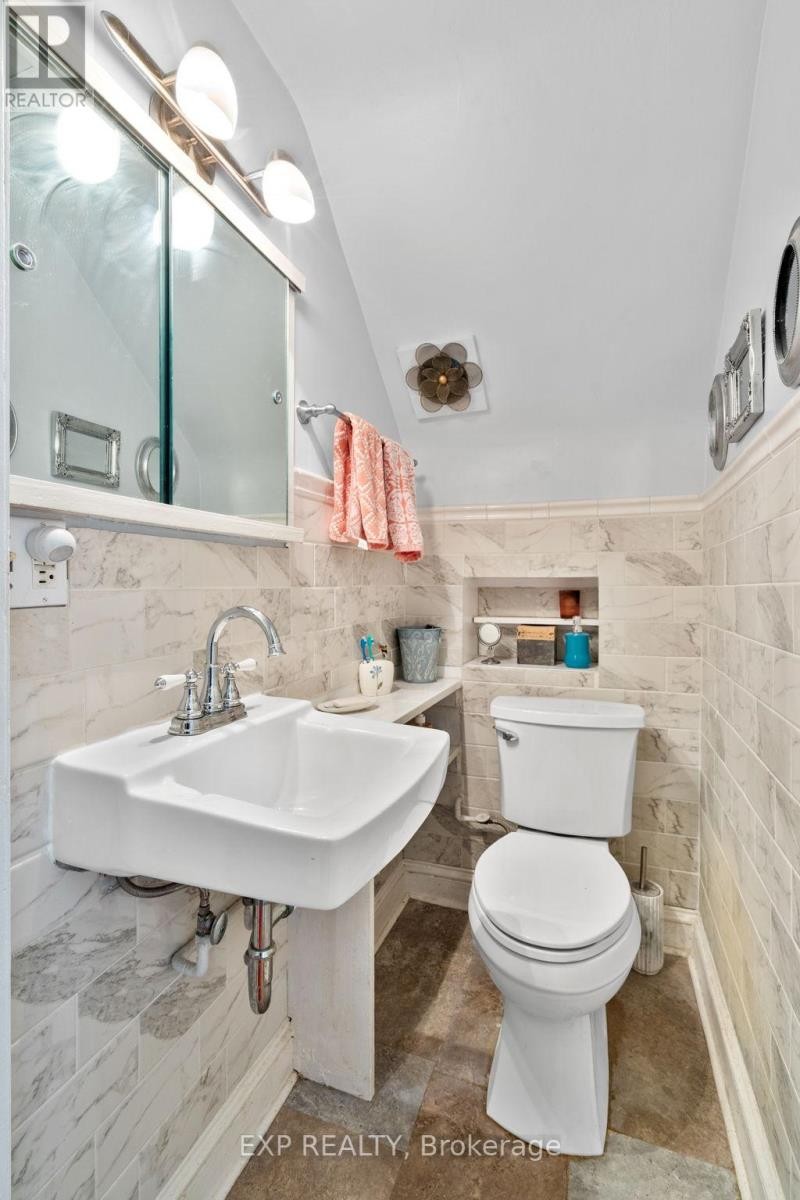 












421 GREENWOOD AVENUE

,
Ottawa,




Ontario
K2A0X5

