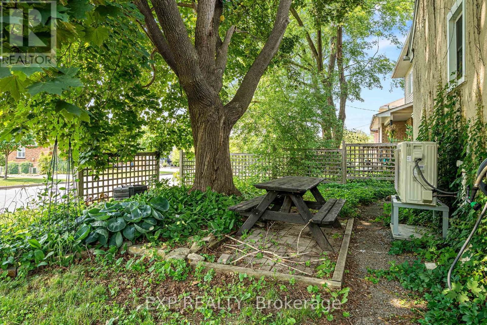 












421 GREENWOOD AVENUE

,
Ottawa,




Ontario
K2A0X5

