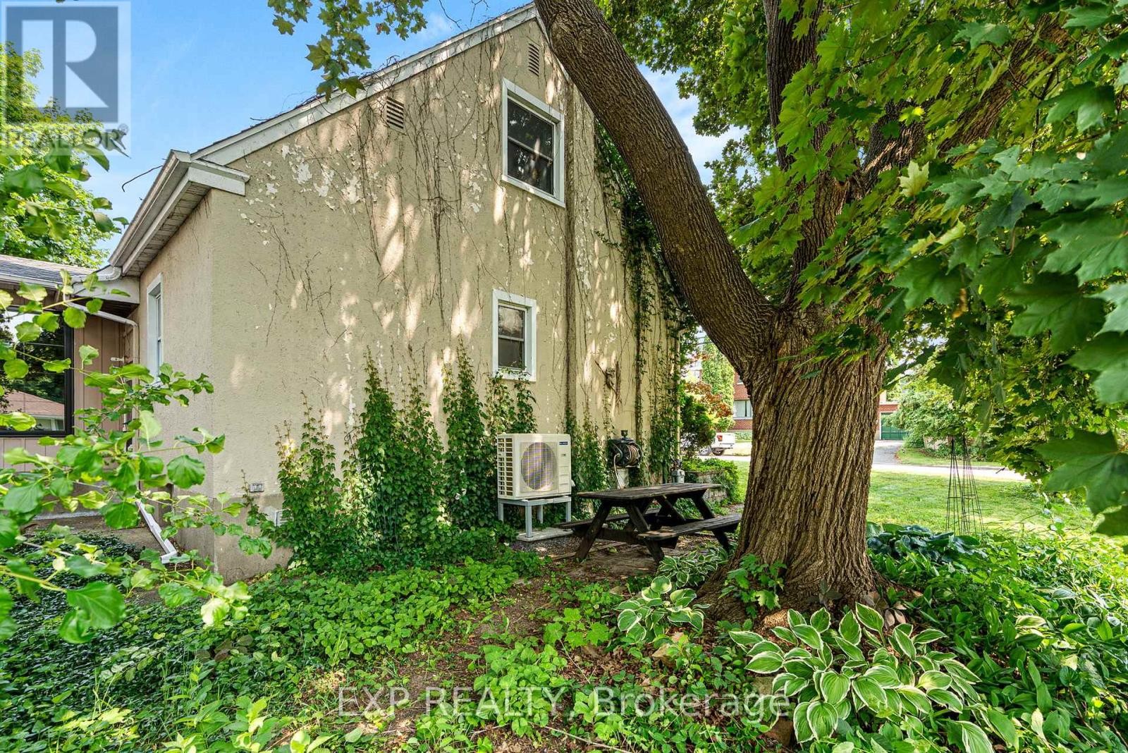 












421 GREENWOOD AVENUE

,
Ottawa,




Ontario
K2A0X5

