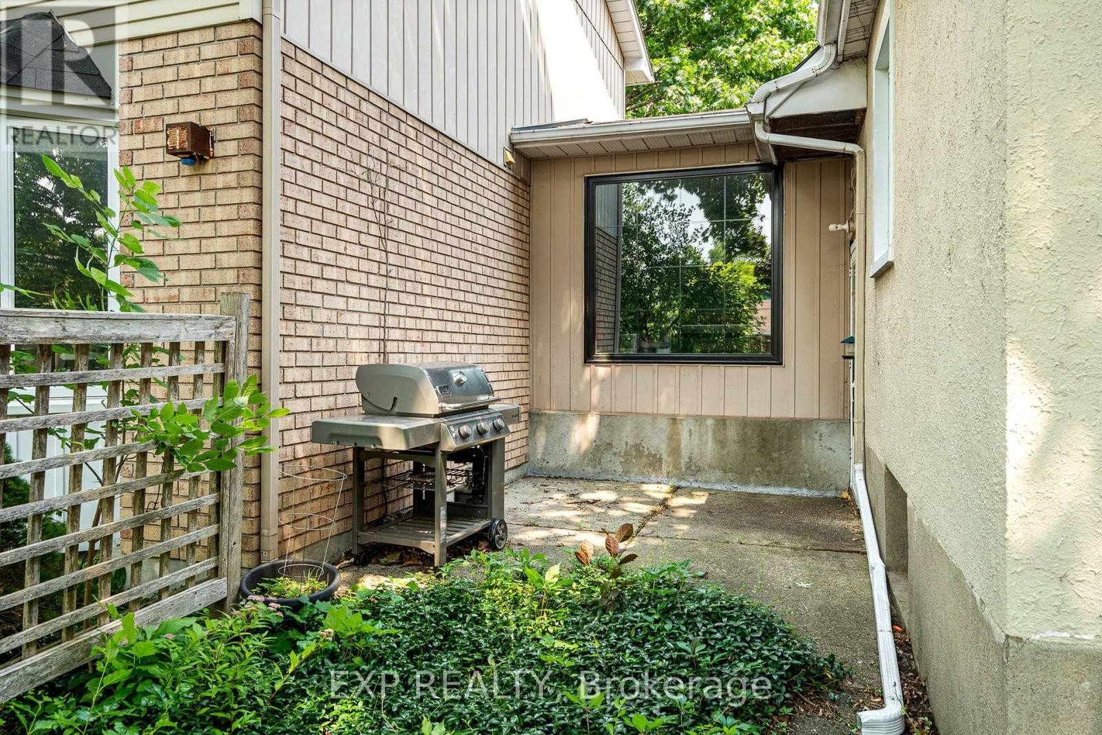 












421 GREENWOOD AVENUE

,
Ottawa,




Ontario
K2A0X5

