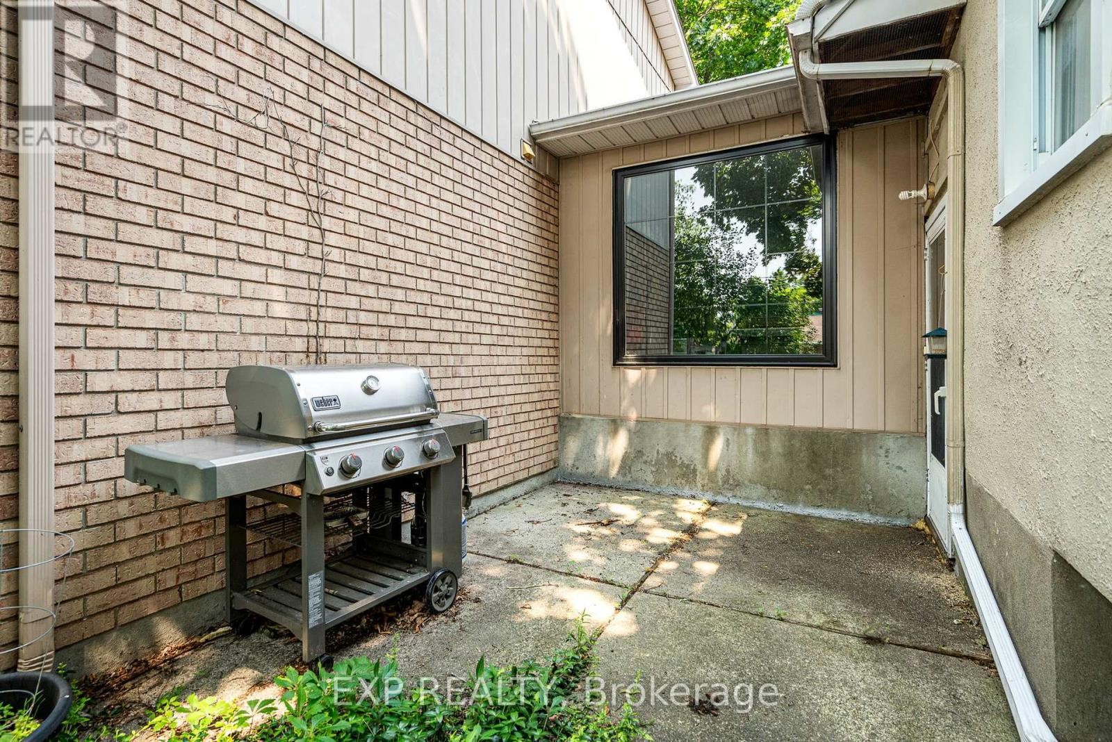 












421 GREENWOOD AVENUE

,
Ottawa,




Ontario
K2A0X5

