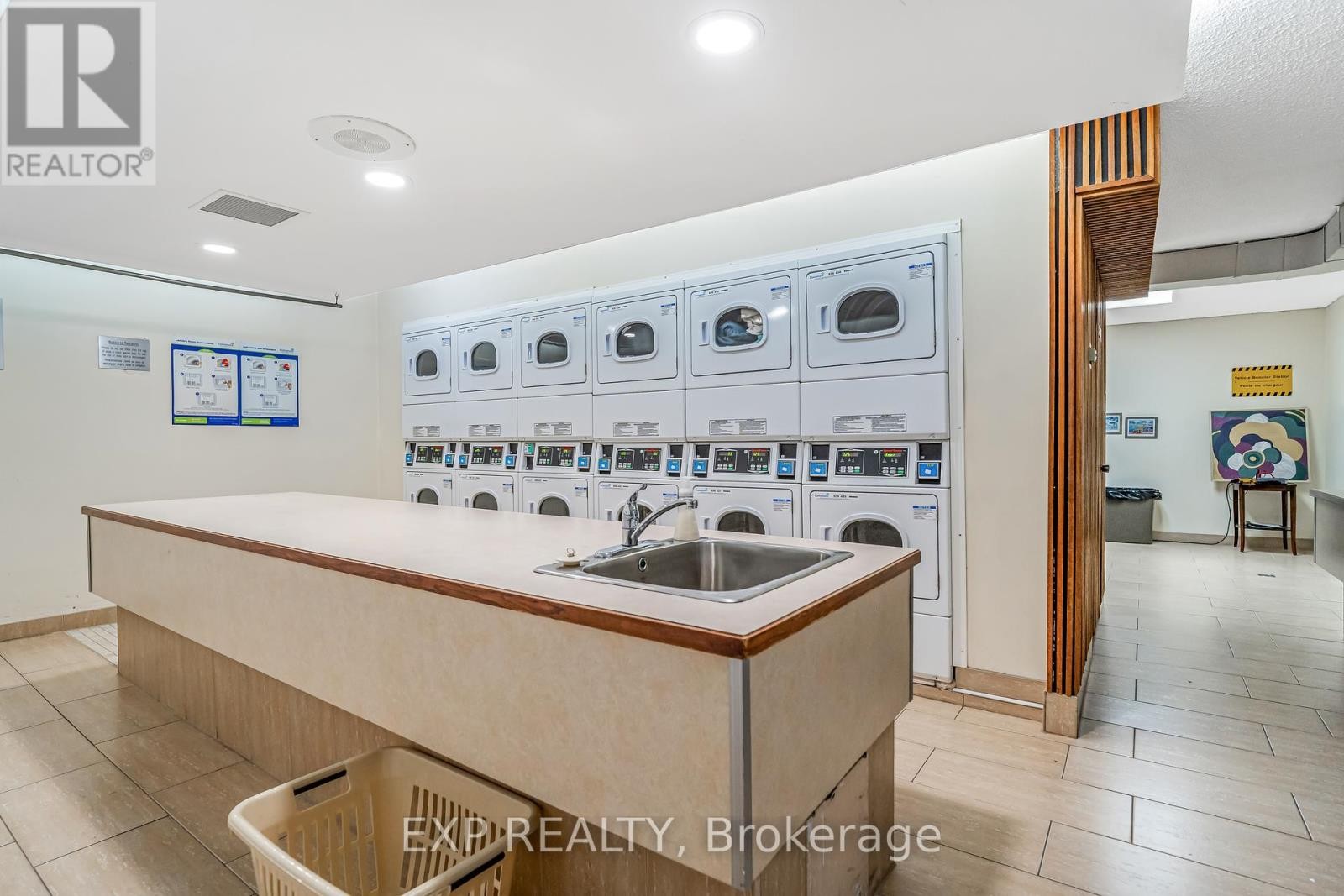 












101 - 415 GREENVIEW AVENUE

,
Ottawa,




Ontario
K2B8G5


