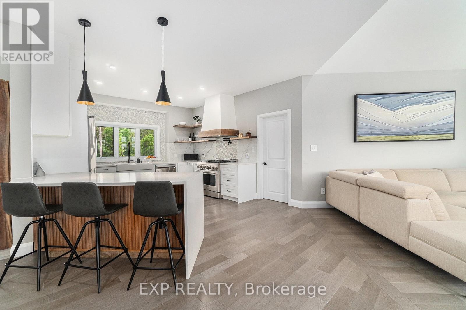 












21 CONSTANCE LAKE ROAD

,
Ottawa,




Ontario
K2K1X7

