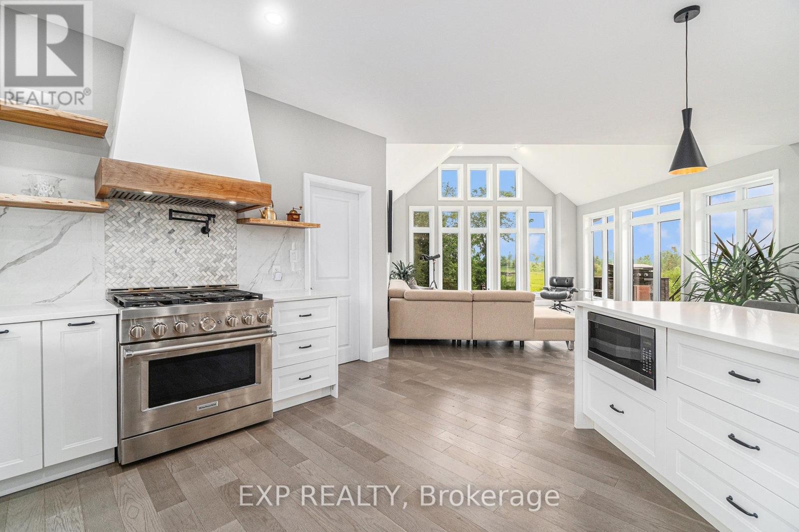 












21 CONSTANCE LAKE ROAD

,
Ottawa,




Ontario
K2K1X7

