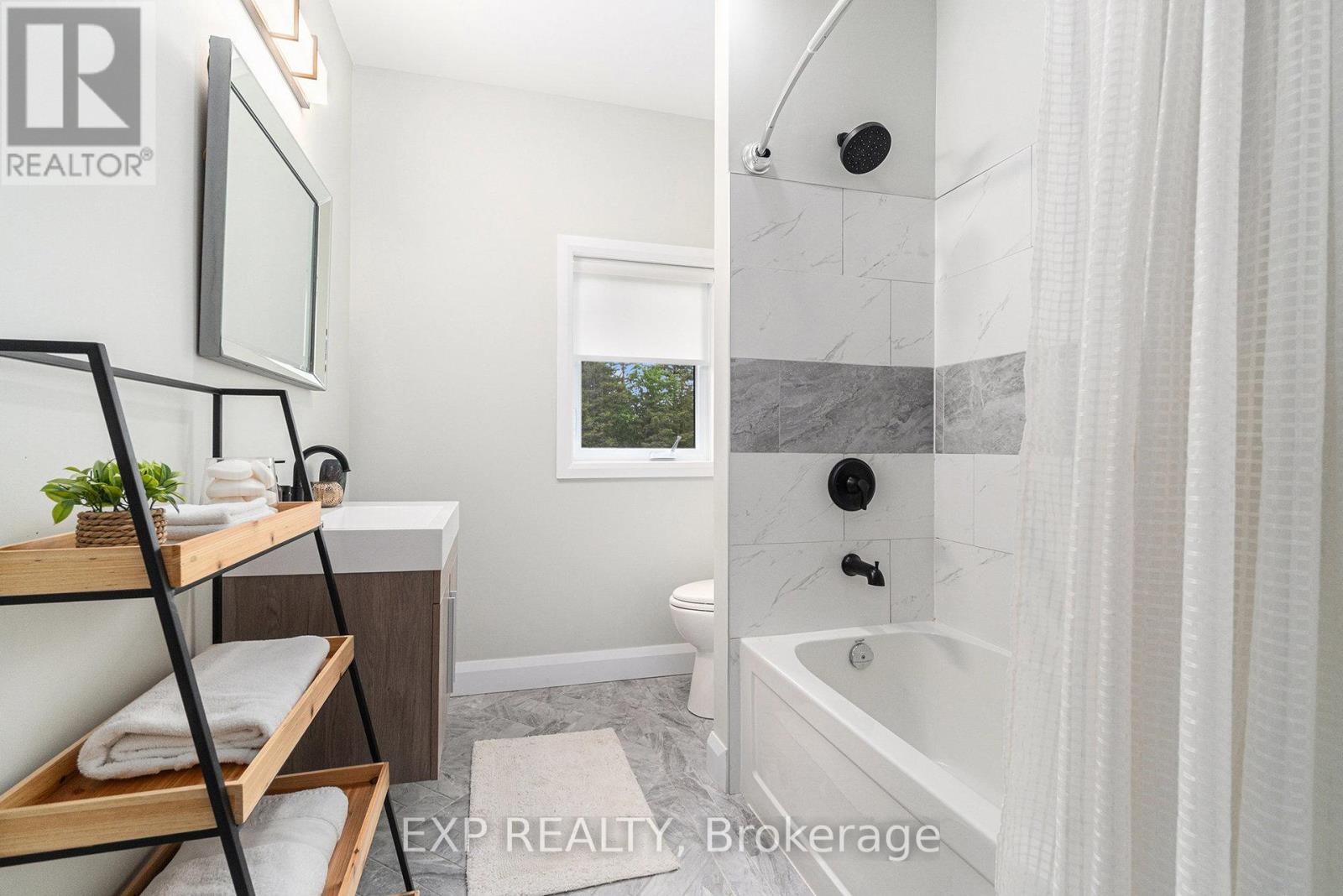 












21 CONSTANCE LAKE ROAD

,
Ottawa,




Ontario
K2K1X7

