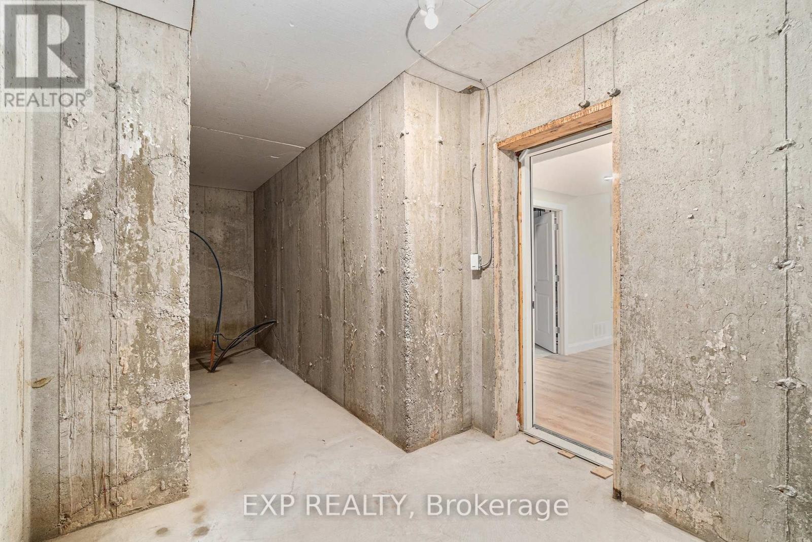 












21 CONSTANCE LAKE ROAD

,
Ottawa,




Ontario
K2K1X7

