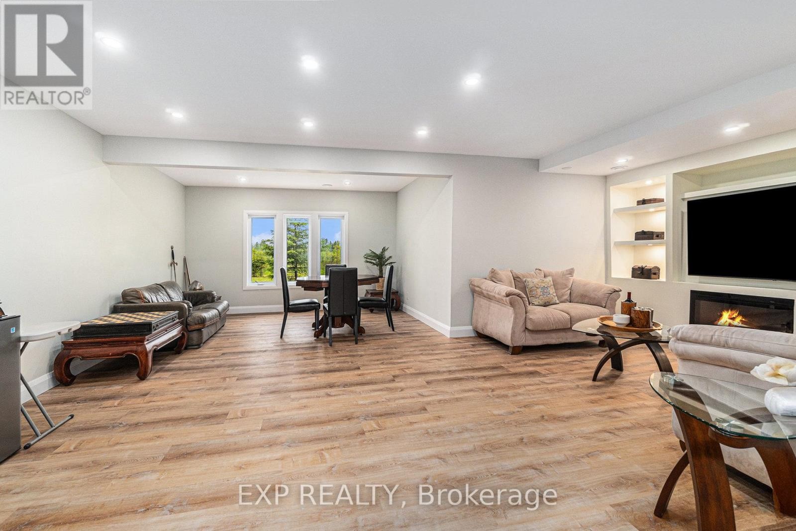 












21 CONSTANCE LAKE ROAD

,
Ottawa,




Ontario
K2K1X7

