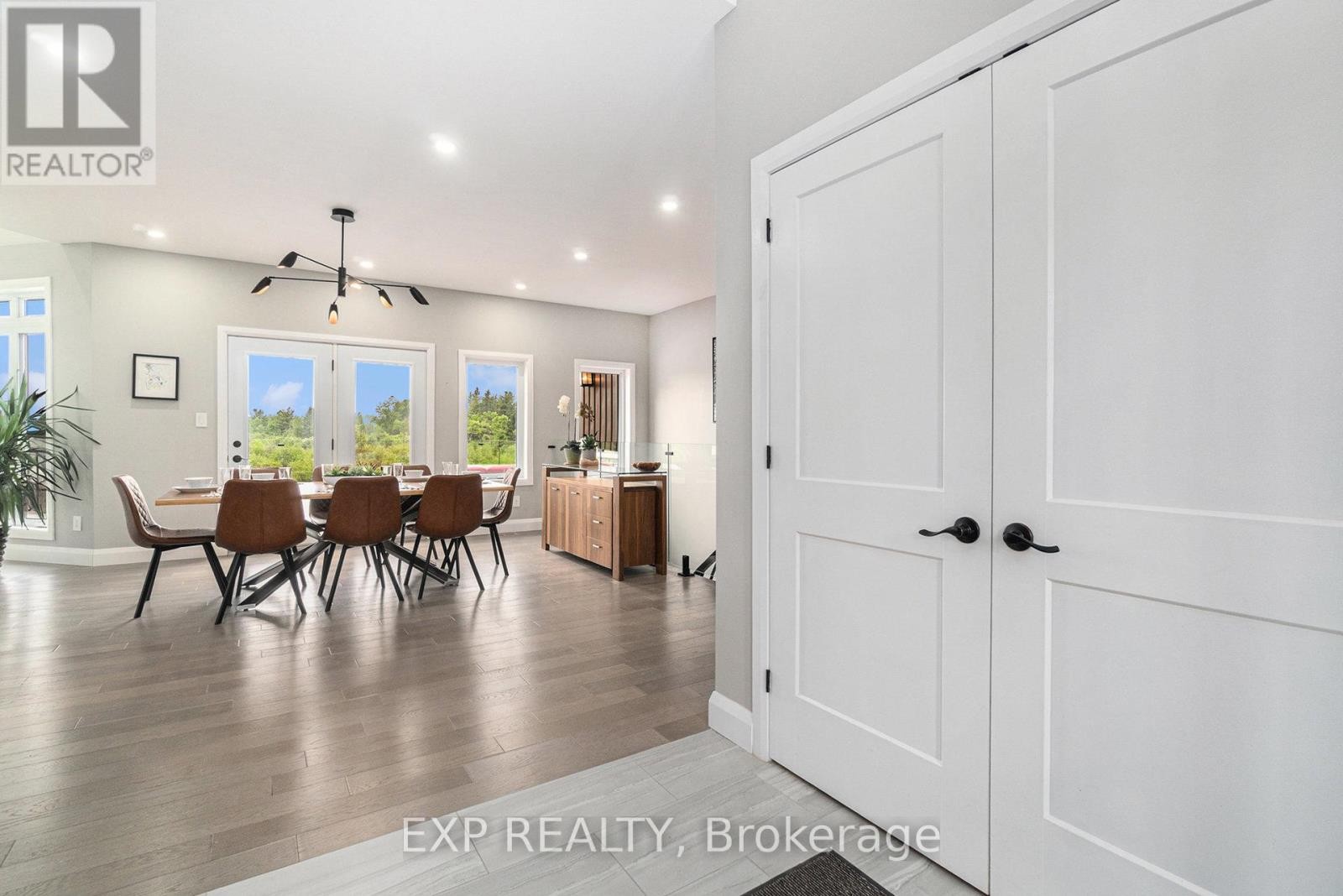 












21 CONSTANCE LAKE ROAD

,
Ottawa,




Ontario
K2K1X7

