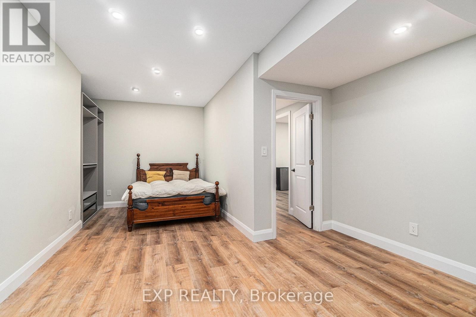 












21 CONSTANCE LAKE ROAD

,
Ottawa,




Ontario
K2K1X7

