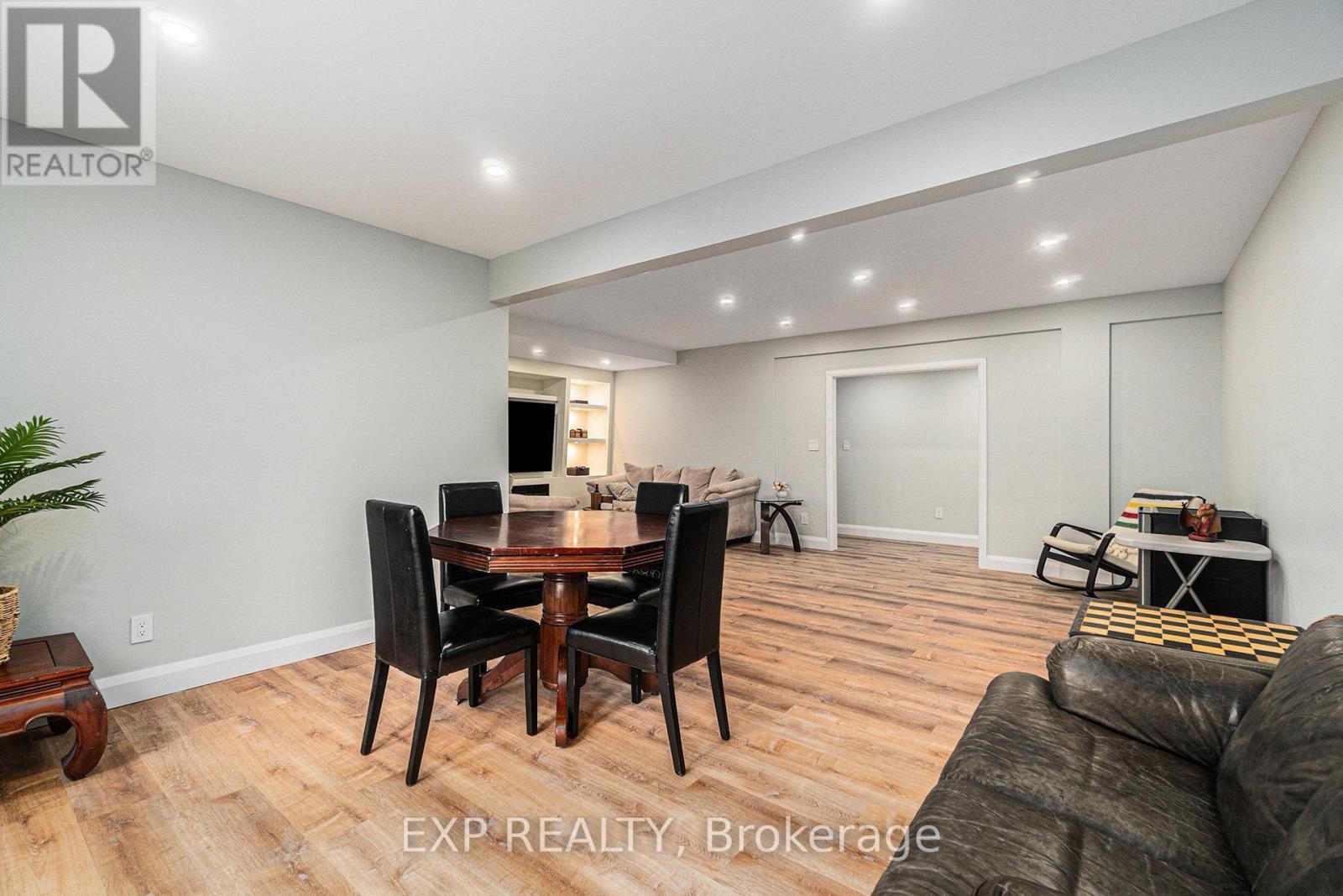 












21 CONSTANCE LAKE ROAD

,
Ottawa,




Ontario
K2K1X7


