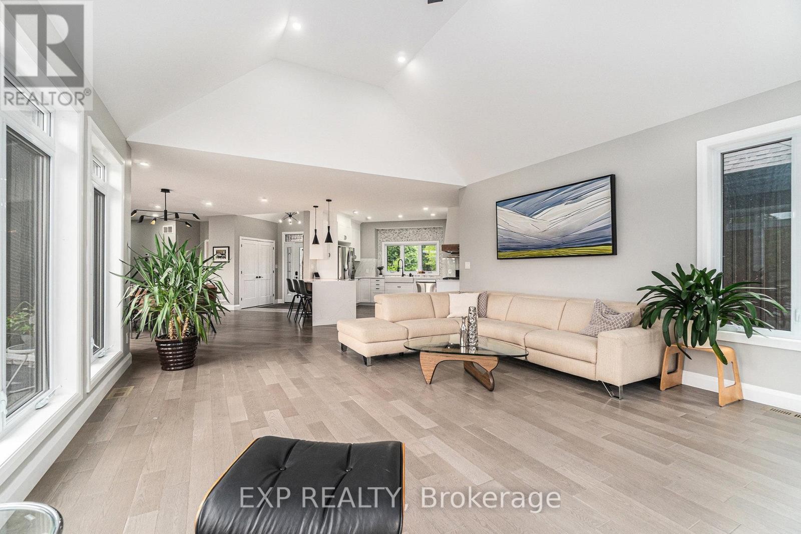 












21 CONSTANCE LAKE ROAD

,
Ottawa,




Ontario
K2K1X7

