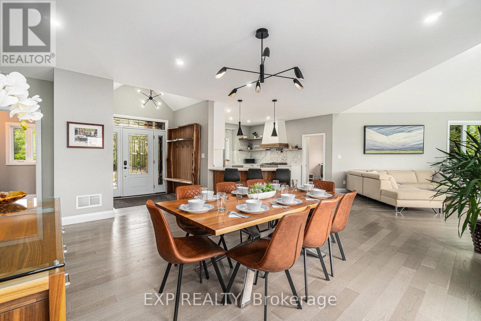 












21 CONSTANCE LAKE ROAD

,
Ottawa,




Ontario
K2K1X7

