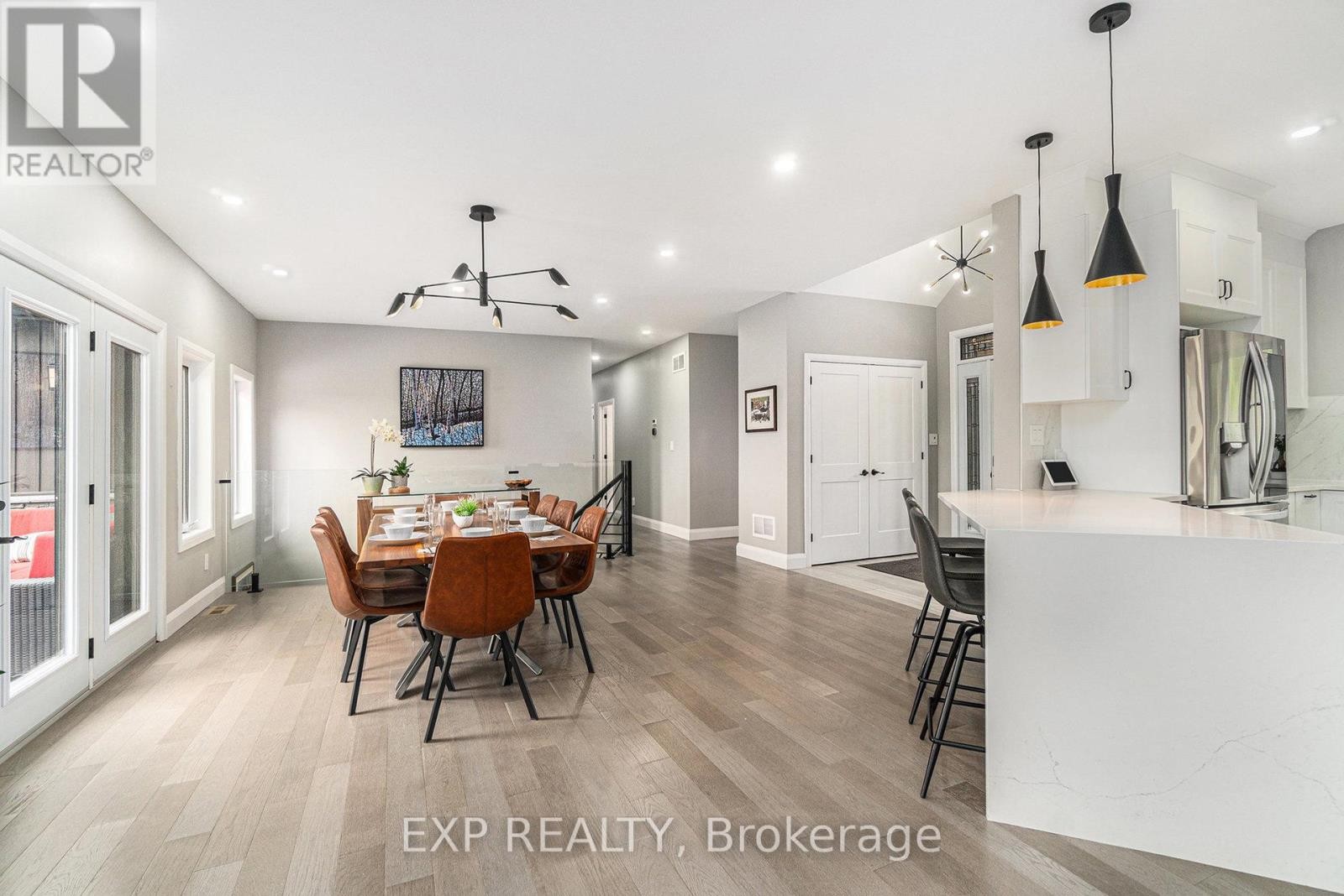 












21 CONSTANCE LAKE ROAD

,
Ottawa,




Ontario
K2K1X7

