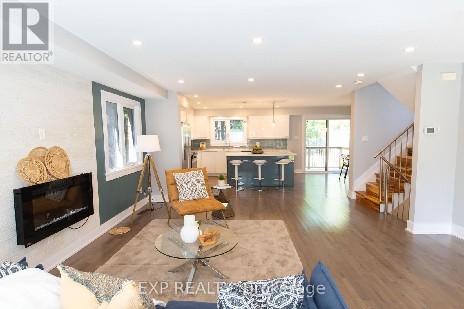 












21A GERVIN STREET

,
Ottawa,




Ontario
K2G0J6

