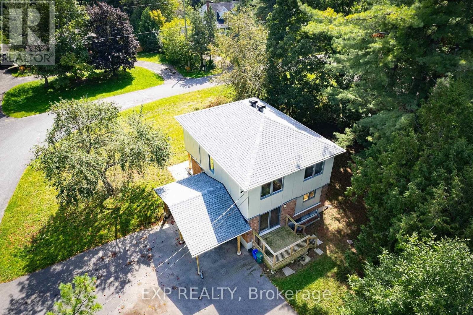 












21A GERVIN STREET

,
Ottawa,




Ontario
K2G0J6


