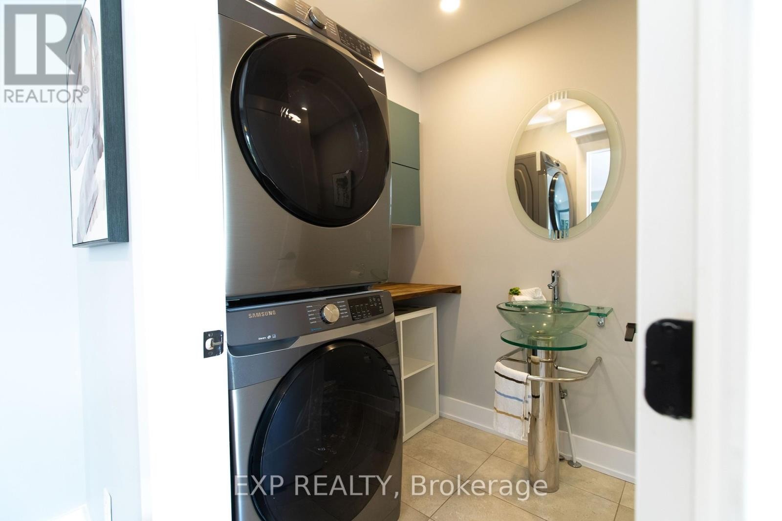 












21A GERVIN STREET

,
Ottawa,




Ontario
K2G0J6

