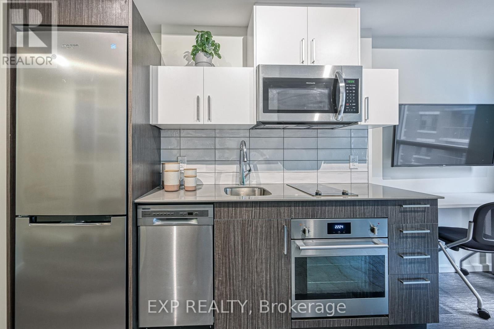












B607 - 211 BESSERER STREET

,
Ottawa,




Ontario
K1N6A9


