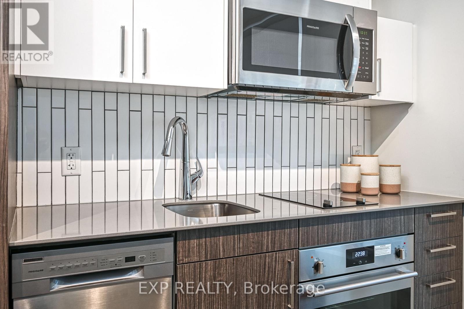 












502-A - 211 BESSERER STREET

,
Ottawa,




Ontario
K1N6A9

