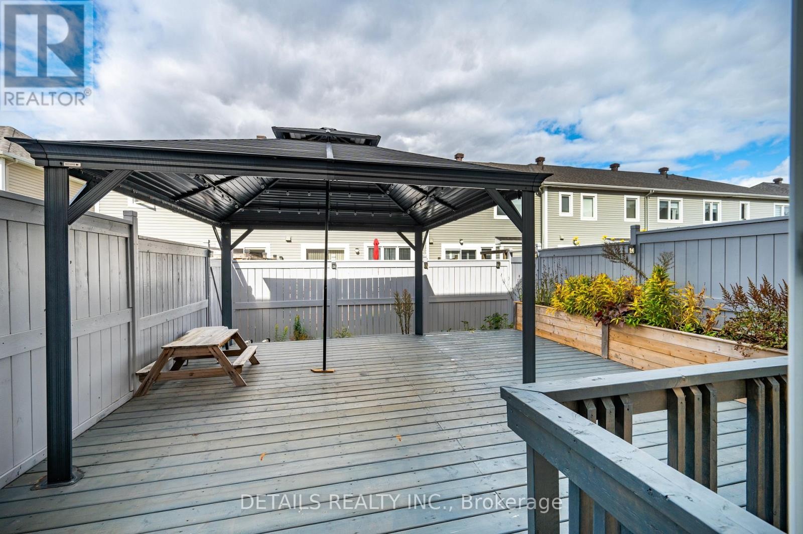 












434 WHITE ARCTIC AVENUE

,
Ottawa,




Ontario
K2J5Y9

