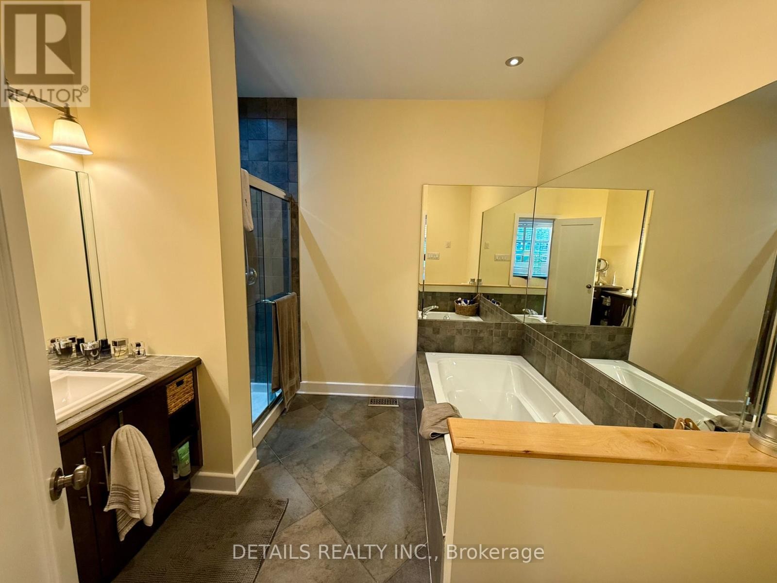 












46 MARSH SPARROW PRIVATE

,
Ottawa,




Ontario
K2K3P2

