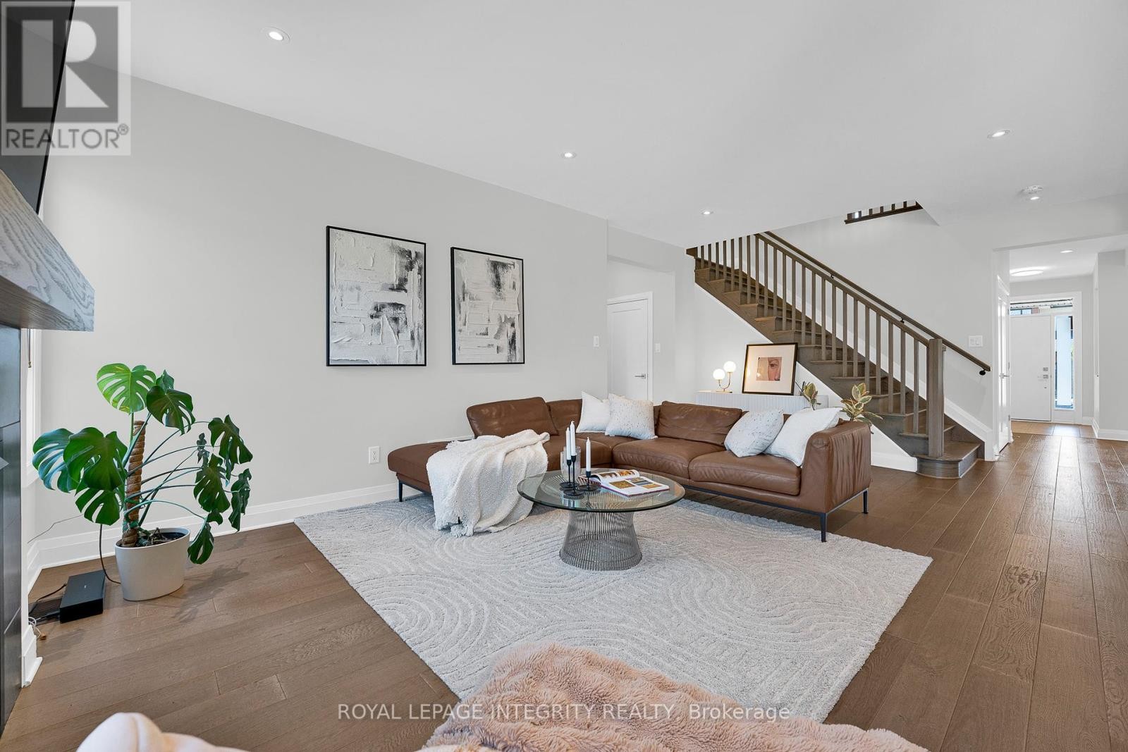 












276 MOUNT NEBO WAY

,
Ottawa,




Ontario
K1X0E1

