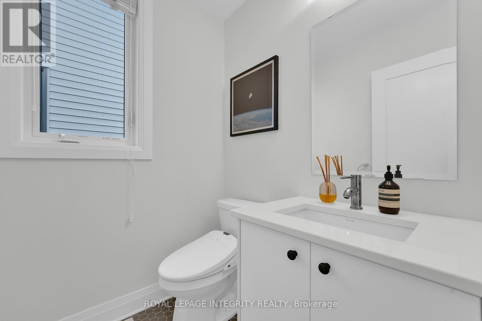 












276 MOUNT NEBO WAY

,
Ottawa,




Ontario
K1X0E1


