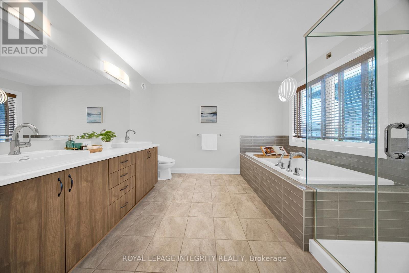 












276 MOUNT NEBO WAY

,
Ottawa,




Ontario
K1X0E1

