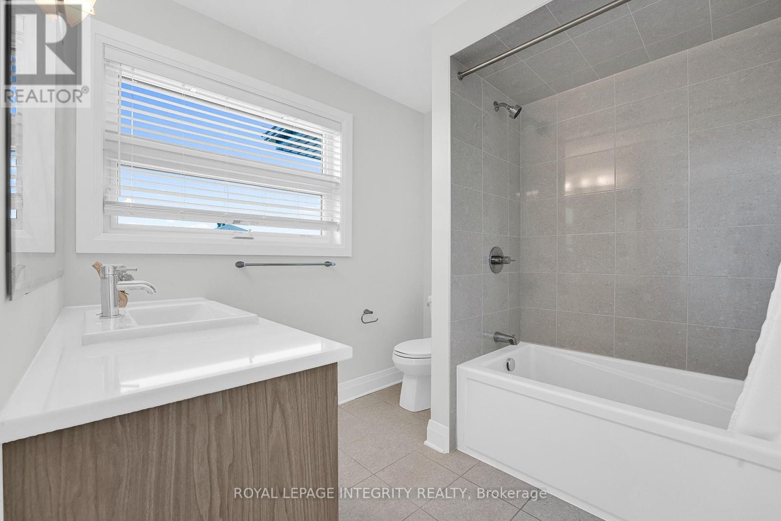 












276 MOUNT NEBO WAY

,
Ottawa,




Ontario
K1X0E1

