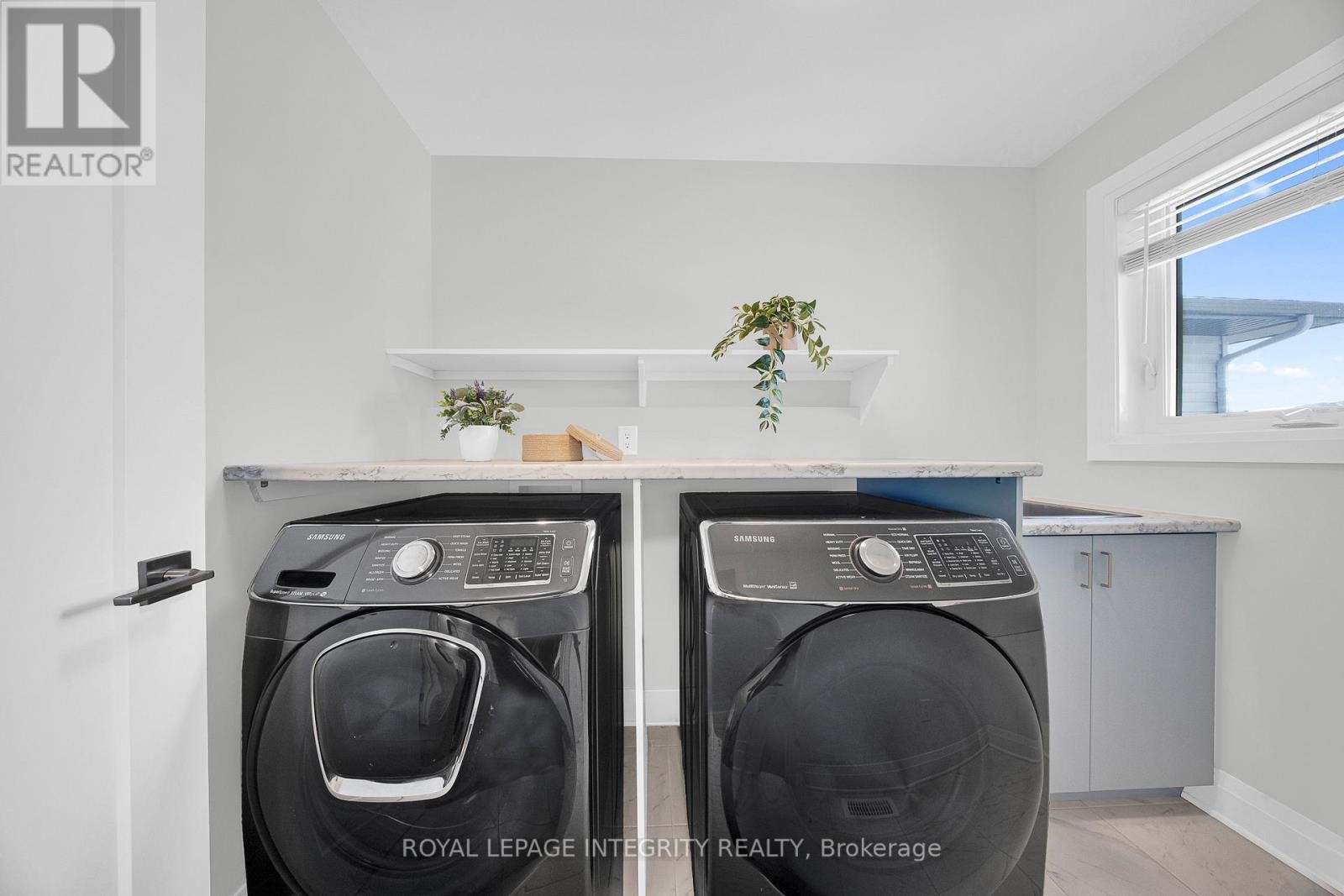 












276 MOUNT NEBO WAY

,
Ottawa,




Ontario
K1X0E1

