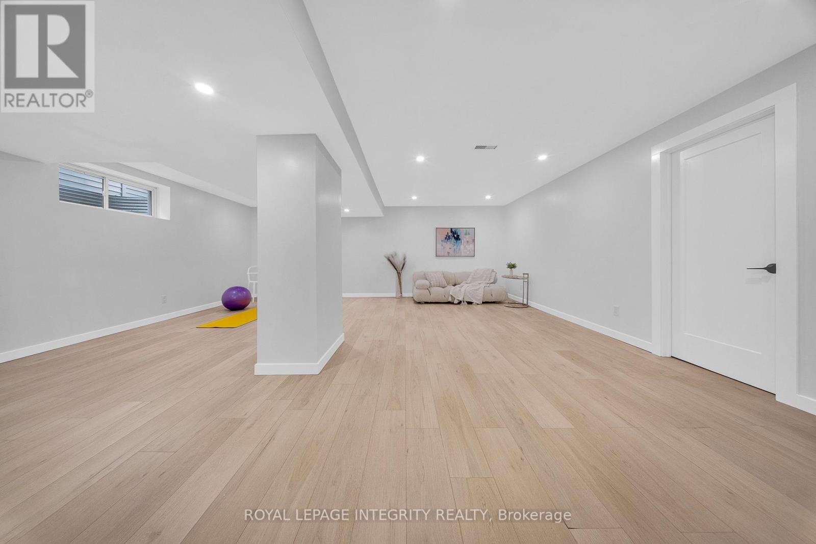 












276 MOUNT NEBO WAY

,
Ottawa,




Ontario
K1X0E1


