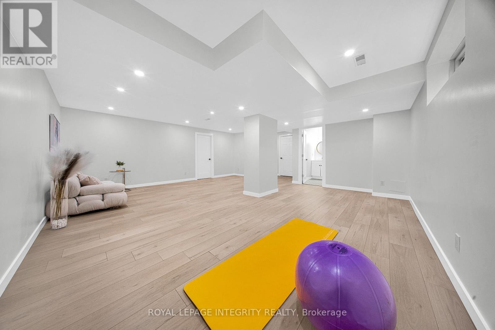 












276 MOUNT NEBO WAY

,
Ottawa,




Ontario
K1X0E1

